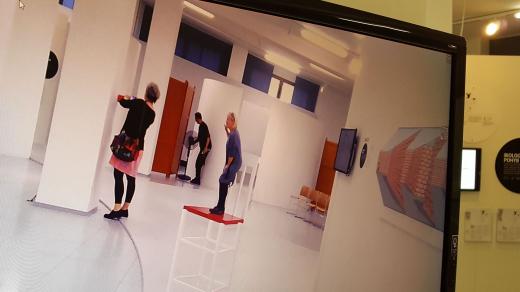 Malý člověk na veliké židli