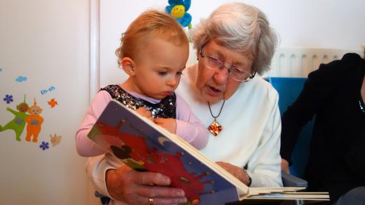 Babička dítě čtení