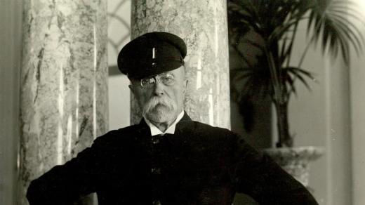Prezident T. G. Masaryk v tmavé verzi svého sportovně laděného vycházkového „stejnokroje“