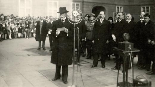 Prezident T. G. Masaryk hovoří ke školní mládeži. Rozhlasový přenos z Pražského hradu při oslavách 10. výročí republiky 27.10.1928, za Masarykem stojí ministr školství Milan Hodža a kancléř Přemysl Šámal