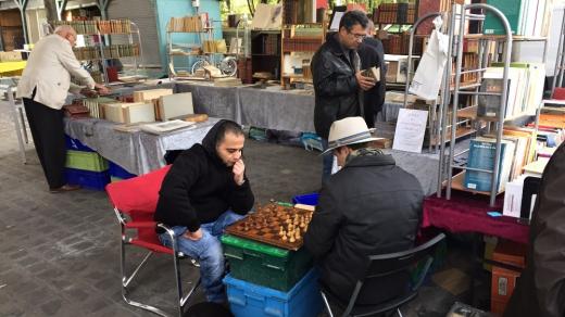 Knižní trh je pro Francouze příležitost zpříjemnit si den třeba hrou šachů