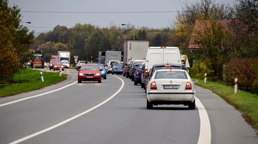 Kolona aut před semaforem u opravy hlavní silnice ve Skotnici