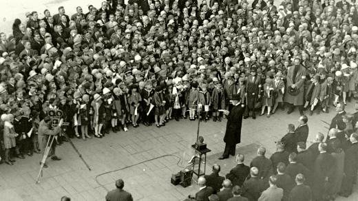 Prezident T. G. Masaryk hovoří ke školní mládeži. Rozhlasový přenos z Pražského hradu při oslavách 10. výročí republiky 27. října 1928