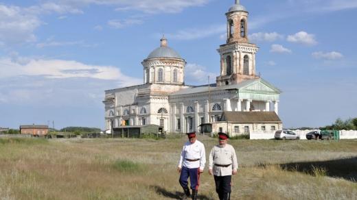 Do chrámu svatého Mikuláše dnes pravidelně dochází padesát místních kozáků
