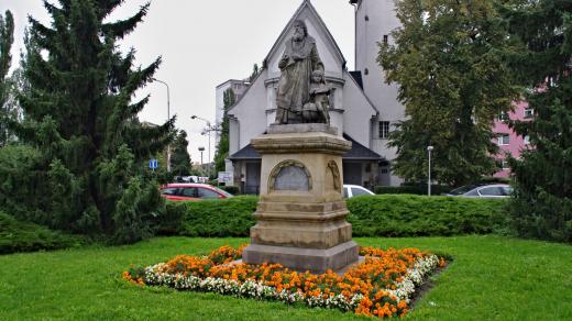 Nejstarší socha Jana Amose Komenského u nás stojí přímo před sborovým domem