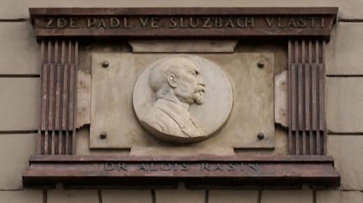 Alois Rašín na pamětní desce domu v pražské Žitné ulici 562/10, kde bydlel a před nímž byl postřelen