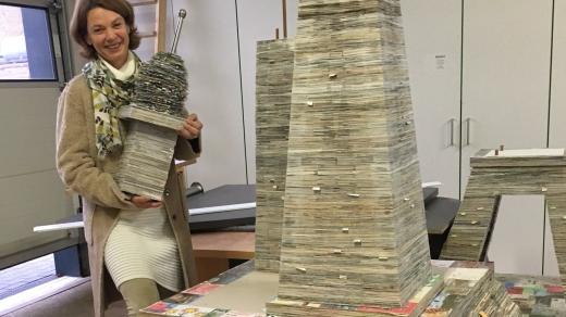 Annette Bartschová s Eiffelovkou slepenou z pohlednic z celého světa