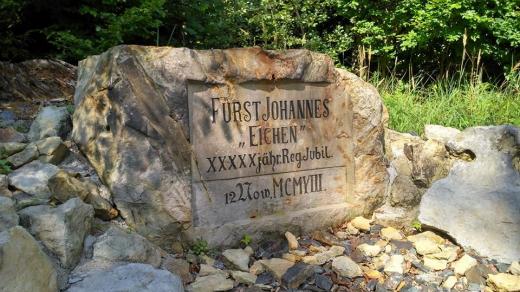 Památeční kámen k 50letému výročí, kameník po deseti letech jen přidal X