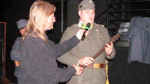 Živé natáčení pořadu Vltavín, který se věnoval období první světové války. Jan Bican ze spolku Jednadevadesátníci ukazuje zákopový biják