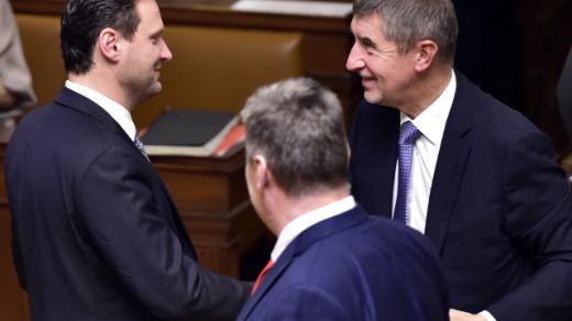 Nově zvolený předseda Radek Vondráček přijímá gratulaci od předsedy ANO Andreje Babiše na ustavující schůzi Poslanecké sněmovny