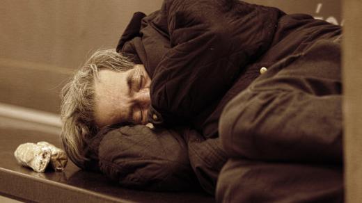 Spící bezdomovec v zimě