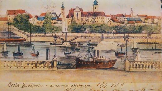 Pohlednice Českých Budějovic s budoucím přístavem, která se dochovala ve Státním okresním archivu. Poštou putovala v roce 1906
