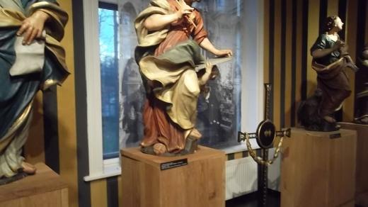 Milovníci barokního umění si užijí prohlídku dřevěných polychromovaných plastik čtyř evangelistů z poloviny 18. století