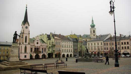 Pohled na Krakonošovo náměstí, které mimo jiné zdobí i replika sochy Josefa II. (vlevo)