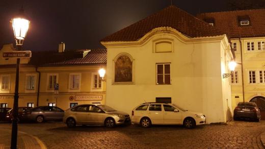 Vlevo dům U Červenoho kola, vpravo Řásnovka
