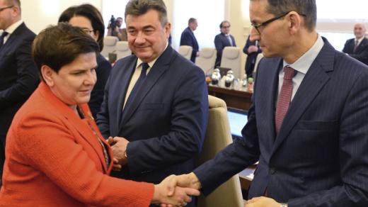 Beatu Szydlovou (vlevo), která v průzkumech vychází jako jedna z nejdůvěryhodnějších političek, v čele vlády vystřídá vicepremiér a ministr financí Mateusz Morawiecki