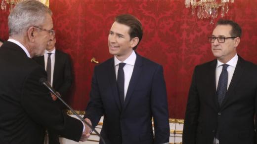 Rakouský prezident Alexander Van der Bellen (vlevo), nový rakouský premiér Sebastian Kurz a šéf Svobodných Heinz-Christian Strache