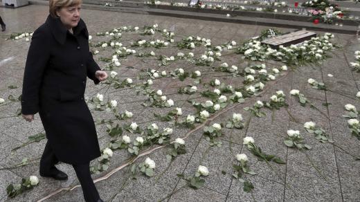 Kancléřka Angela Merkelová při odhalování památníku obětem teroristického útoku