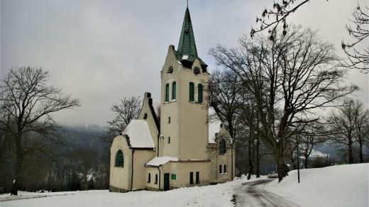 Secesní kostelní památka ve Strážném svým vzhledem vychází vstříc krkonošské krajině