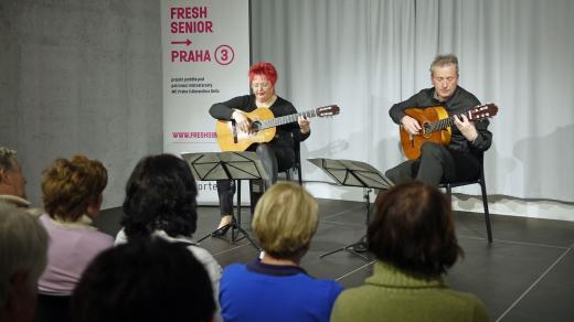 Jeden ze společenských večerů Fresh senioru a kytarové duo Bierhanzlovi