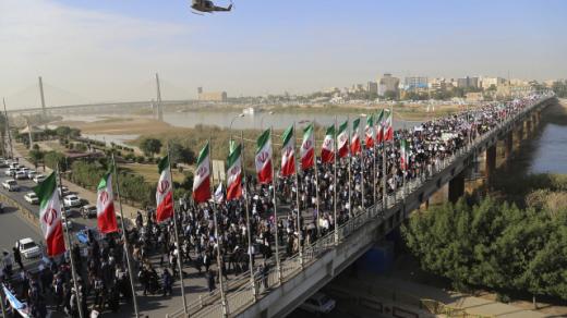 Zprávy o prvních demonstracích se objevily na konci roku na severu Íránu v převážně kurdských oblastech