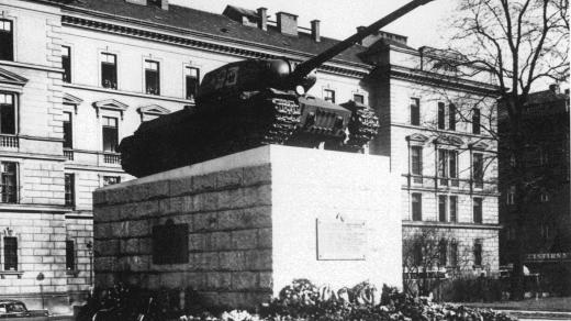 Vystavený tank měl symbolizovat první sovětský tank, který vjel v květnu 1945 do Prahy