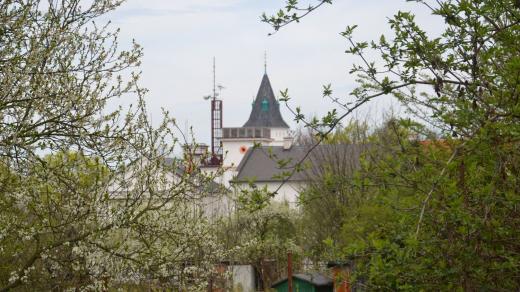 Zámek v Komořanech stojí na místě bývalé tvrze
