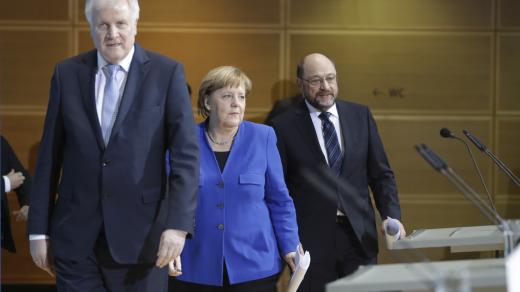 Zleva Horst Seehofer, Angela Merkelová a Martin Schulz se domluvili na zahájení koaličních jednání