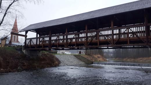 Na řekou Stonávkou se klene tento zastřešený most