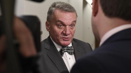 Poslanec Bohuslav Svoboda při odchodu z jednání sněmovního mandátového a imunitního výboru, který projednával soudní žádosti o jeho vydání