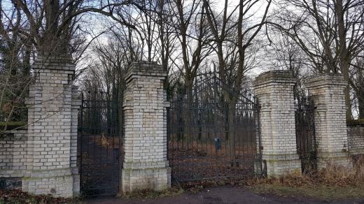 Hřbitovní brána