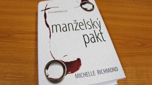Knihu Manželský pakt napsala Američanka Michelle Richmond, v češtině vydalo Domino
