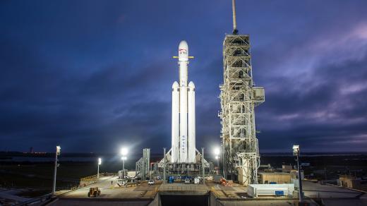 Raketa Falcon Heavy společnosti Space X by měla doletět na oběžnou dráhu Marsu.