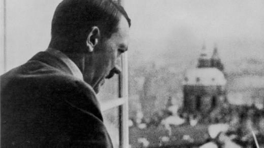 Adolf Hitler shlíží z okna Pražského hradu (1939)