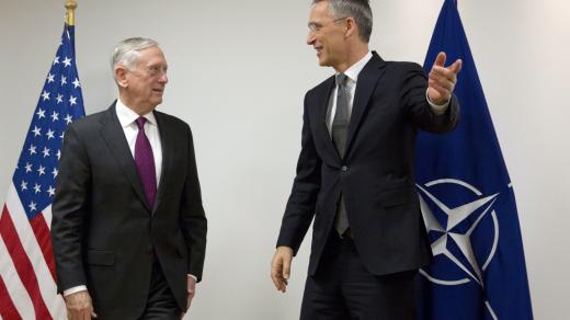Generální tajemník NATO Jens Stoltenberg (vpravo) a šéf Pentagonu Jim Mattis