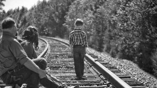 Chlapec na kolejích, rodina, ilustrační foto