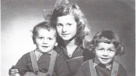 Marie Hrabik Šámalová se svými mladšími bratry