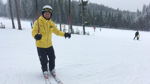 Instruktor Jaroslav Liška stráví s lyžaři výukovou hodinu na svahu a pomůže jim zdokonalit jízdu