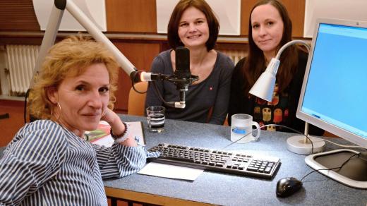 Koordinátorka dobrovolníků, terapeutka a sociální pracovnice Magda Žabenská (uprostřed) během natáčení Koktejlu. V popředí moderátorka Kateřina Huberová, vpravo dobrovolnice Soňa