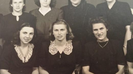 Věra Naušová (vpravo dole) na Sociální škole ve Vimperku v roce 1947