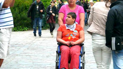 Některé děti vyžadují i v dospělém věku stejně náročnou a pozornou péči jako batolata. Své o tom ví Kateřina, která se stará o vážně postiženou dceru Anetu