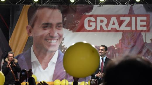Italský vůdce hnutí Pět hvězd a kandidát na místo italského premiéra Luigi Di Maio oslavuje své vítězství ve volbách