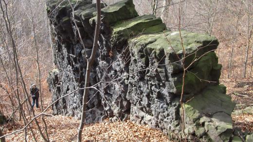 Nejvíc na skalních útvarech upoutá jejich nápadná podobnost se skutečnými zdmi