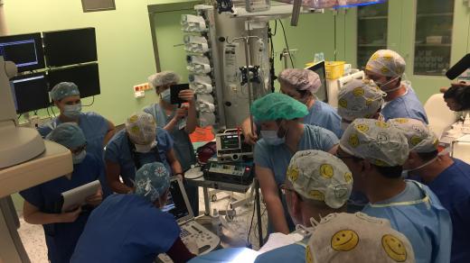 Tým lékařů z nemocnice Na Homolce provádí unikátní operaci