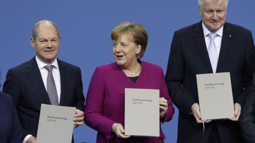V Německu byla podepsána smlouva o velké koalici, zleva Olaf Scholz (SPD), Angela Merkelová (CDU) a Horst Seehofer (CSU)