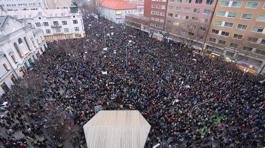 Slovenské protesty se nesou v duchu morálního apelu, že by v politice mělo jít o hodnoty a slušnost, nikoli o moc a peníze