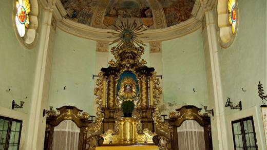 Původní barokní oltář v kostele Panny Marie Pomocné v Teplicích nad Metují