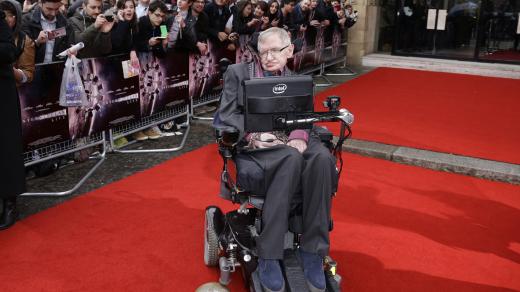 V Cambridgi ve věku 76 let zemřel jeden z největších mozků poválečné britské a světové vědecké generace Stephen Hawking