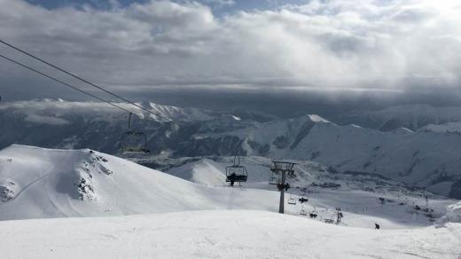 Krásné výhledy na jižní kavkazské svahy si mohou lyžaři v Gudauri užít už při jízdě lanovkou