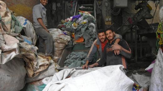 Káhirští třídiči odpadu denně ručně roztřídí až 12 tisíc tun odpadu. Také proto patří Egypt mezi světovou špičku v oblasti recyklace